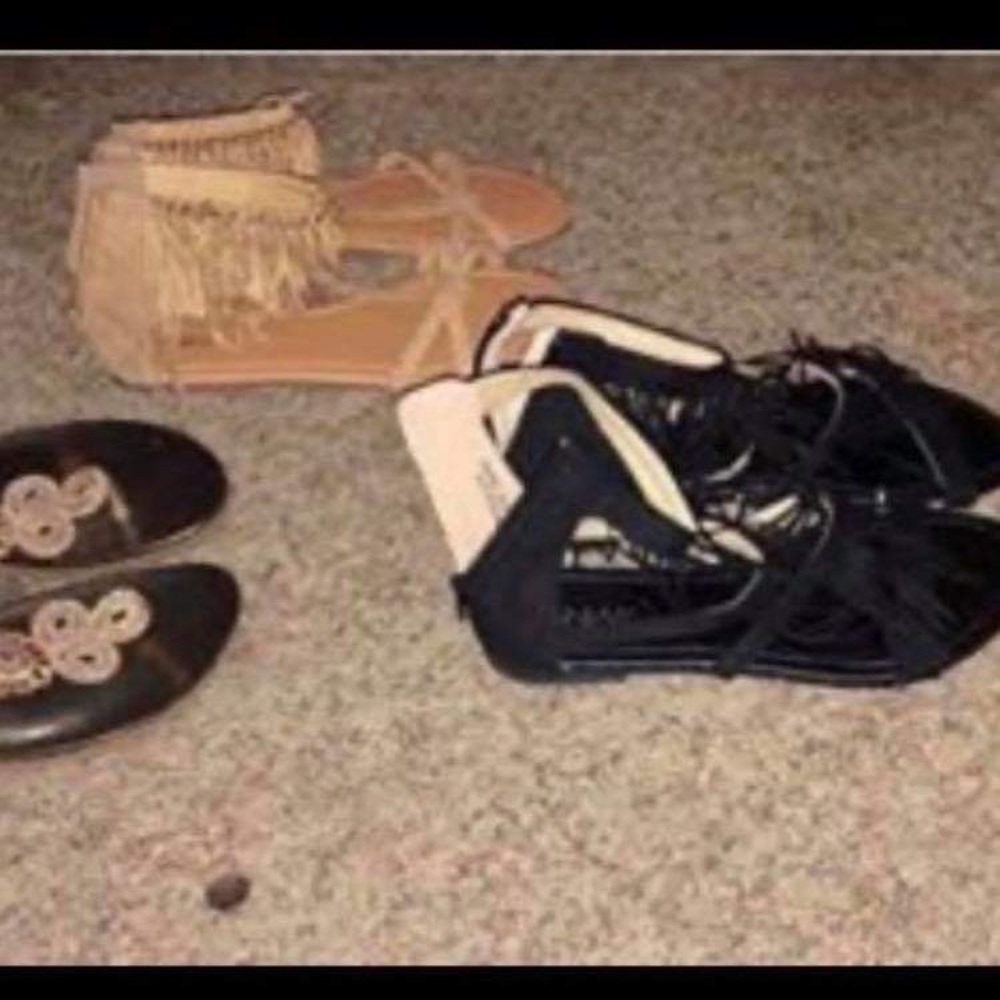 Women’s!Tan and Black Fringe Sandals!